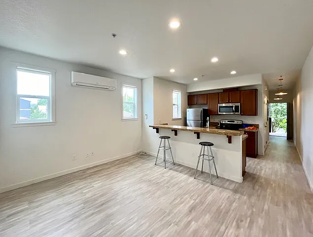 2 bed, 950 sqft, $2,095 — Photo 2