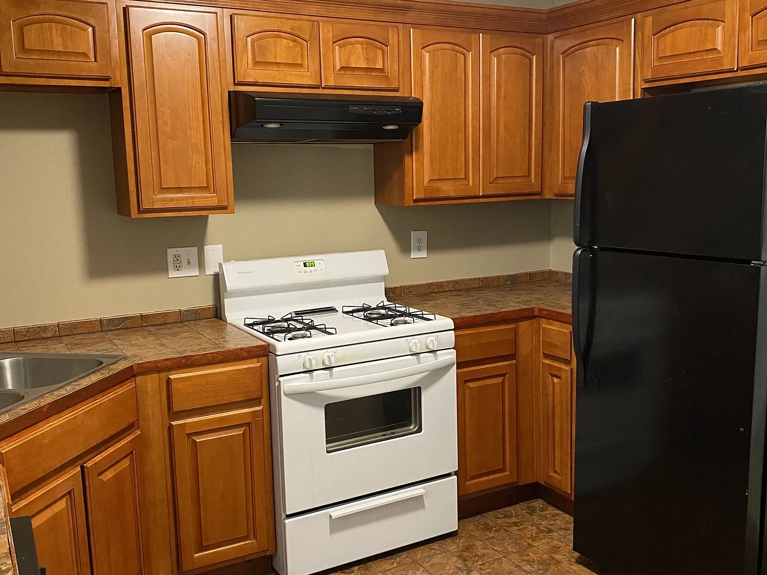 Maya-O Pointe Apartments - B — Photo 2