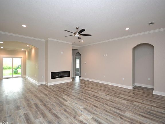 3rd image of 19 Aspen Creek Dr
