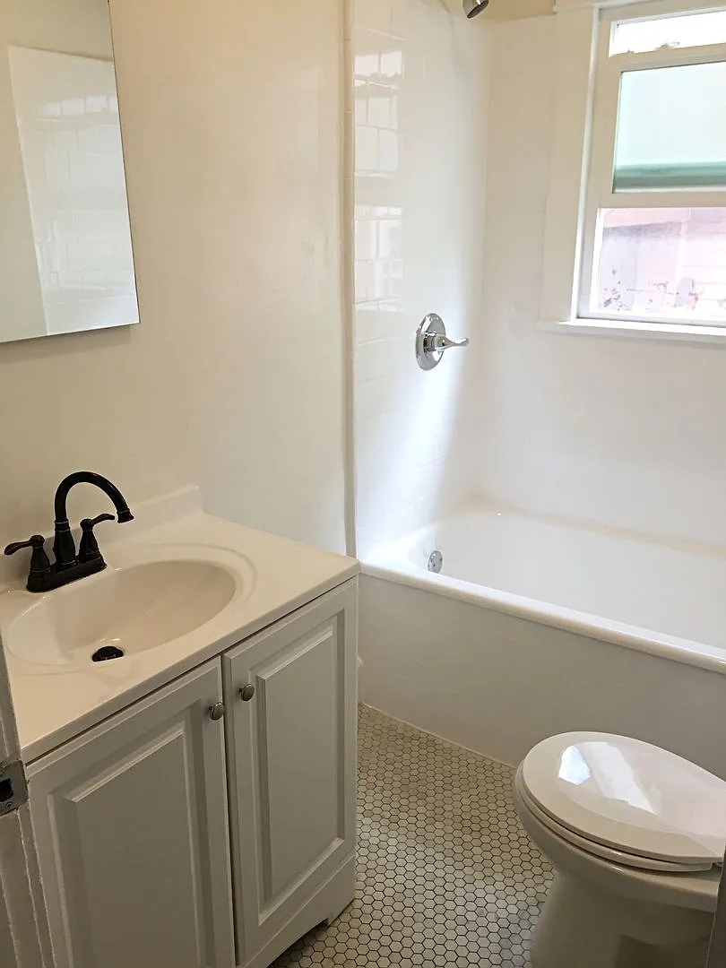 563 N Heliotrope Dr — Photo 4