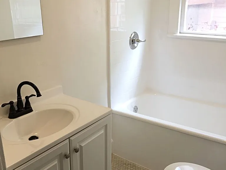 563 N Heliotrope Dr — Photo 4
