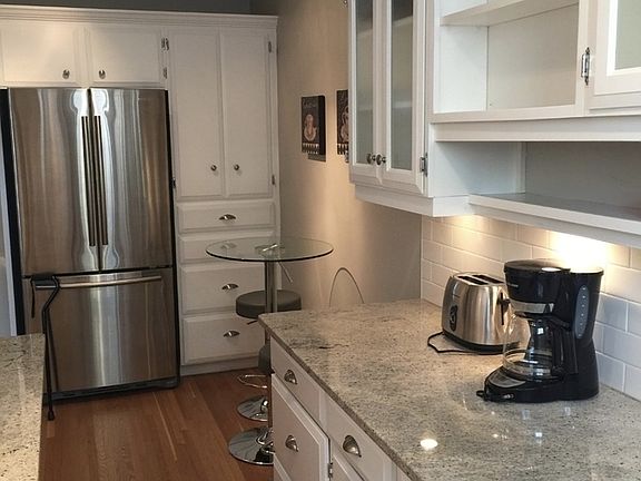 4th image of 2305 Victoria Ave #103
