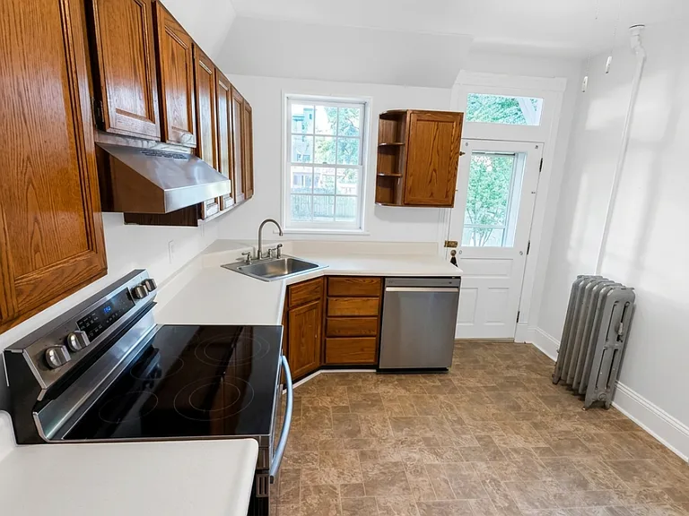 312 E 3rd St #1 — Photo 7
