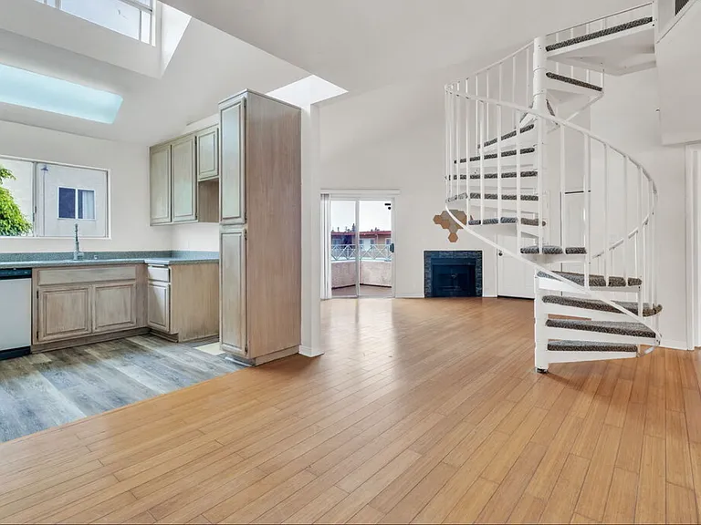 610 Venice Way #203 — Photo 4