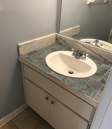 5th image of 252 Poinsettia St