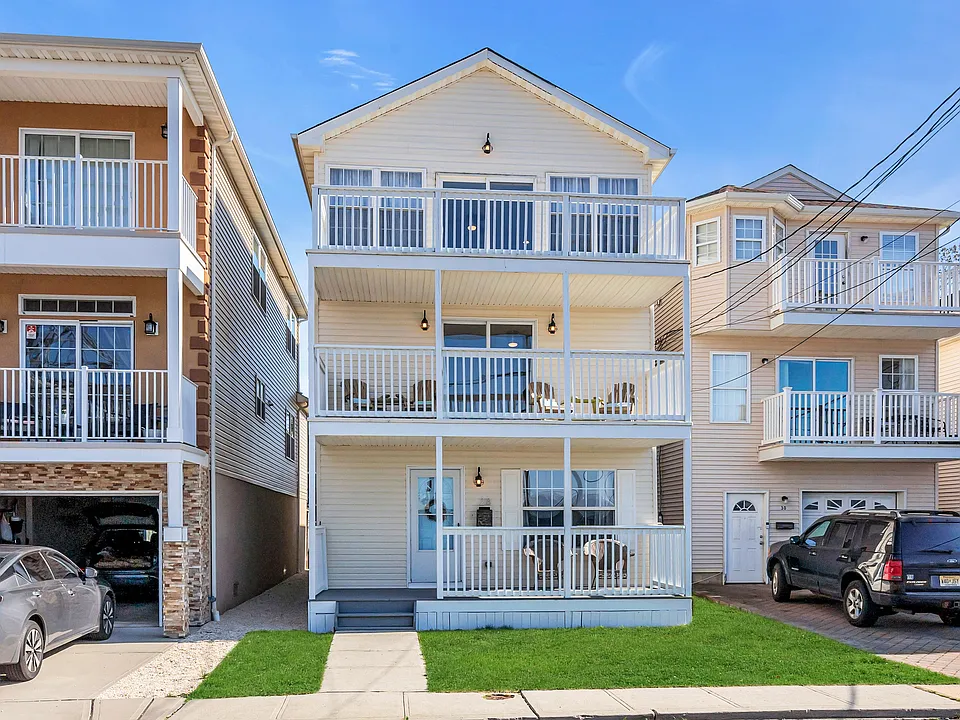 28 Bay Ave
