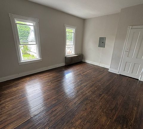 5th image of 165 Franklin St