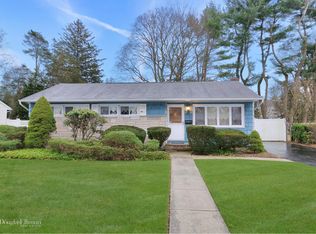 16 W Park Dr, Huntington Station, NY 11746
