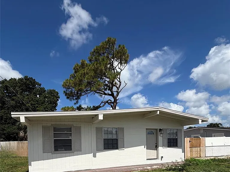 7508 N Thatcher Ave — Photo 2