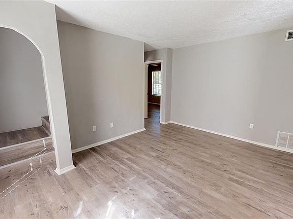 3rd image of 2682 Fernwood Dr