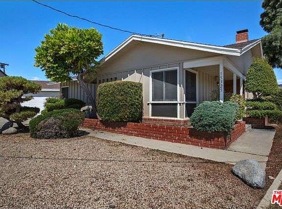 2nd image of 15325 S Menlo Ave