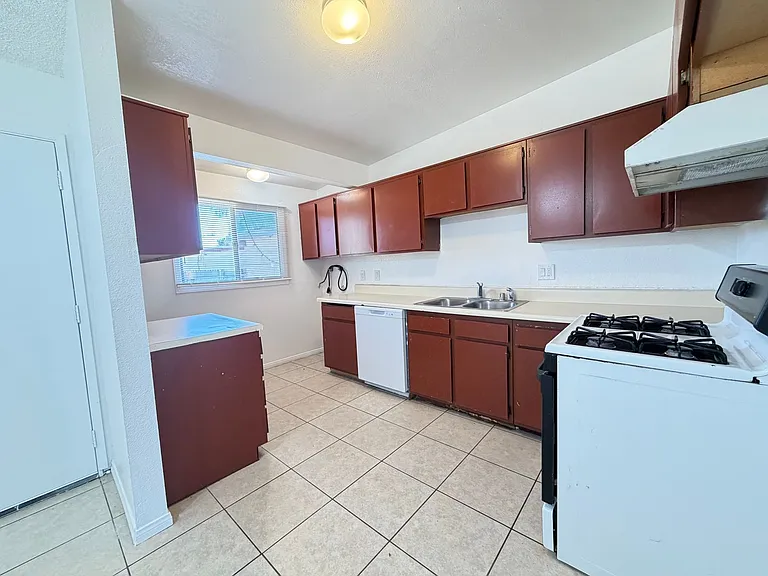 305 Oasis Dr — Photo 6