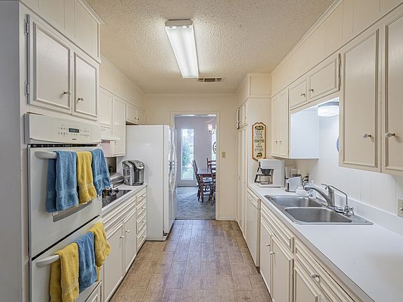 5th image of 2702 Chatterton Dr