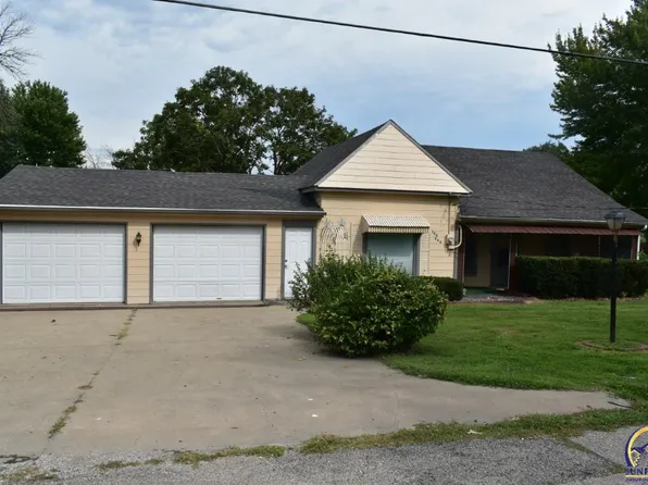 120 Oak St, Nortonville, KS 66060