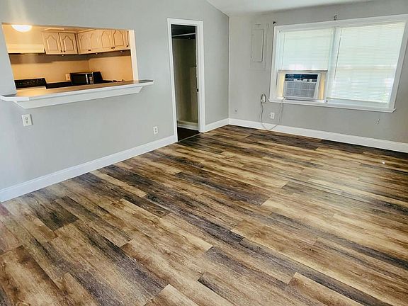 3rd image of 4630 Merrimac Ave