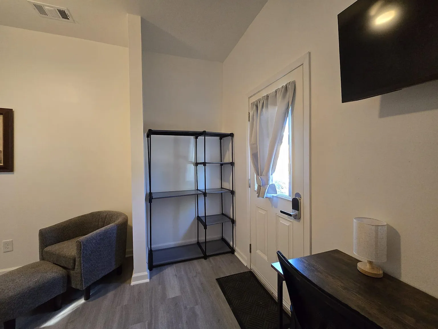 4 bed, 5.0 bath, 2340 sqft, $996 — Photo 2