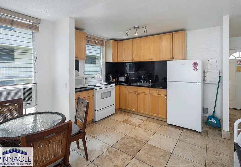 240 Liliuokalani Ave #402 — Photo 3