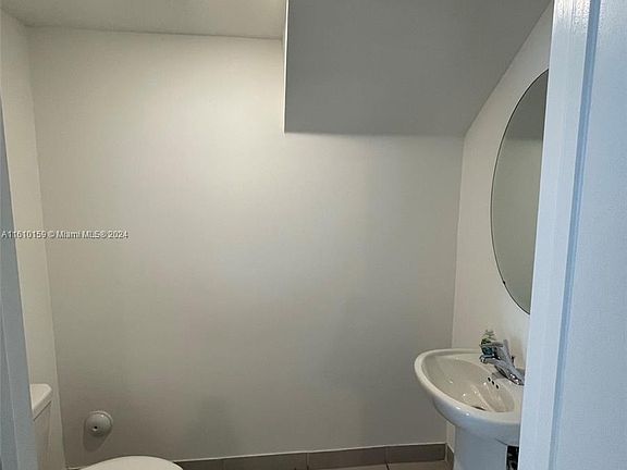 5th image of 2605 SE 13th Ct #2605