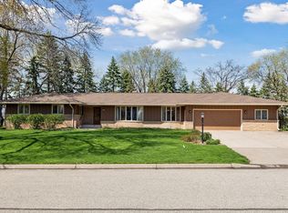 1897 Gluek Ln, Roseville, MN 55113