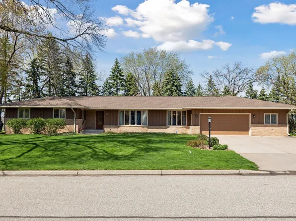 1897 Gluek Ln, Roseville, MN 55113