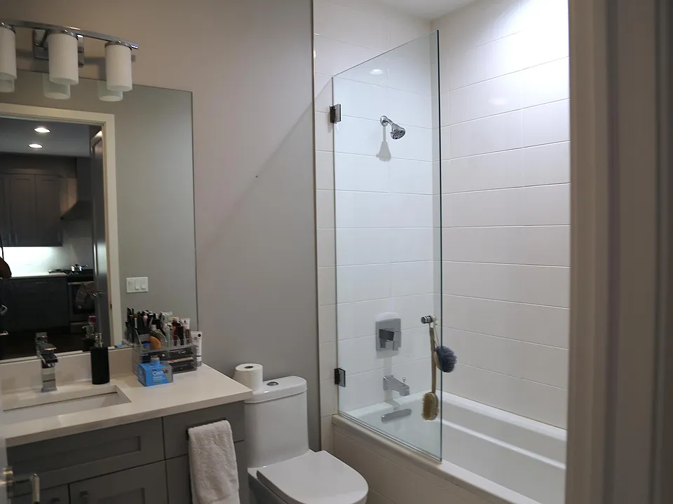 Full guest bathroom