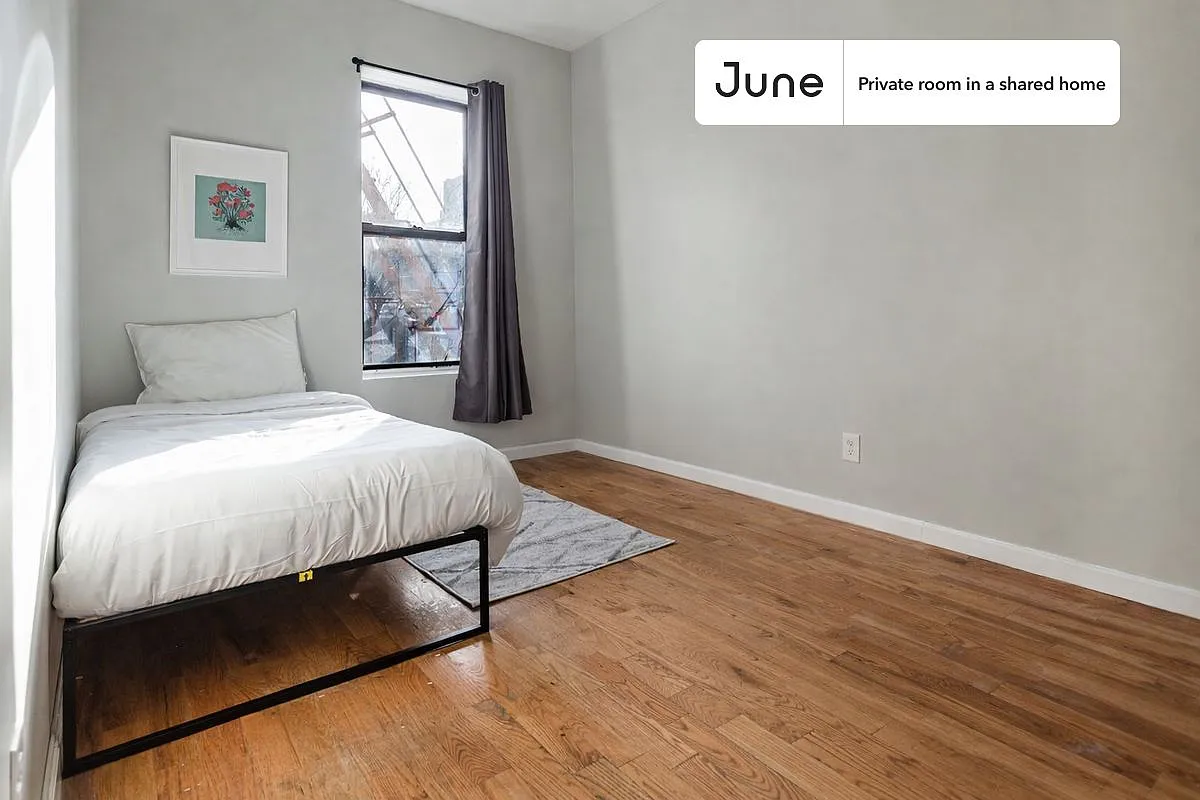 Queen bedroom in 4 bed/2 bath home in Prospect Lefferts Gardens #1572 D — Photo 1