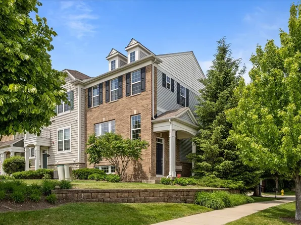 3249 Coral Ln, Glenview, IL 60026