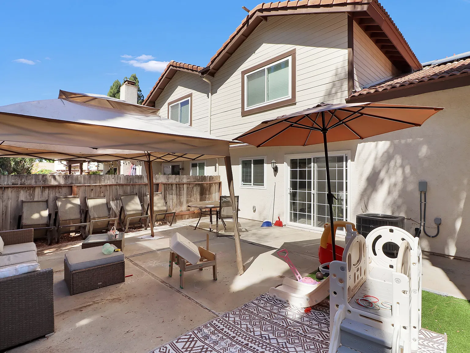 3 bed, 2.5 bath, 1474 sqft, $3,850 — Photo 2