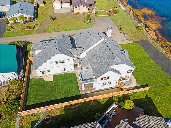 3rd image of 315 Oyster Court SE