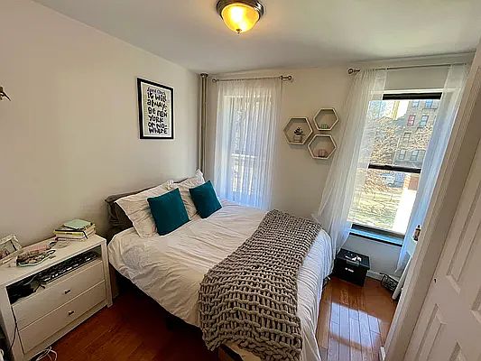 3rd image of 154 Allen St APT 2B