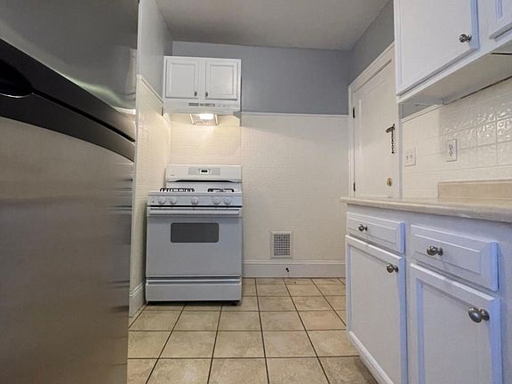 2nd image of 2070 Chesterland Ave #Up