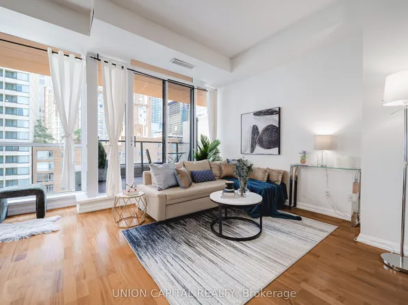 111 Elizabeth St #1820, Toronto, ON M5G 1P7