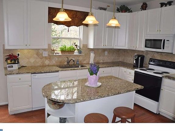 5th image of 11 Whirlaway Dr