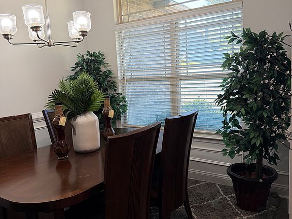 4th image of 330 Surrey Ct