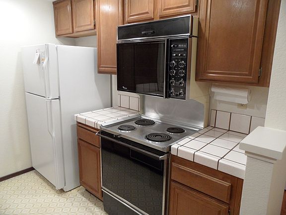 4th image of 1944 Huxley Ct