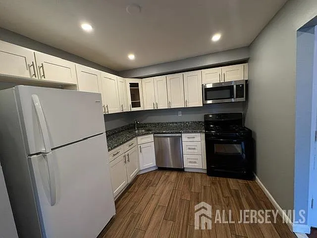 332 College Dr — Photo 2