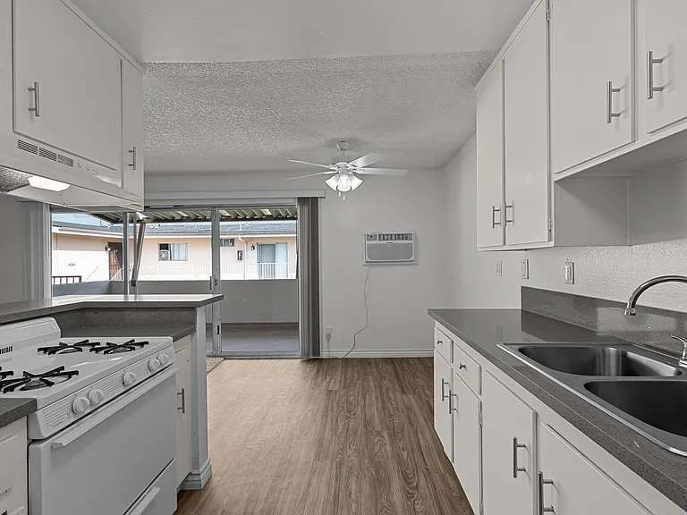 Lotus Gardens Apartments — Photo 5