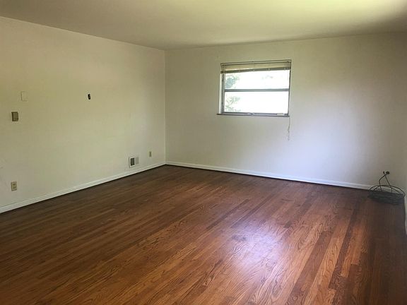 5th image of 1570 Oak Knoll Dr