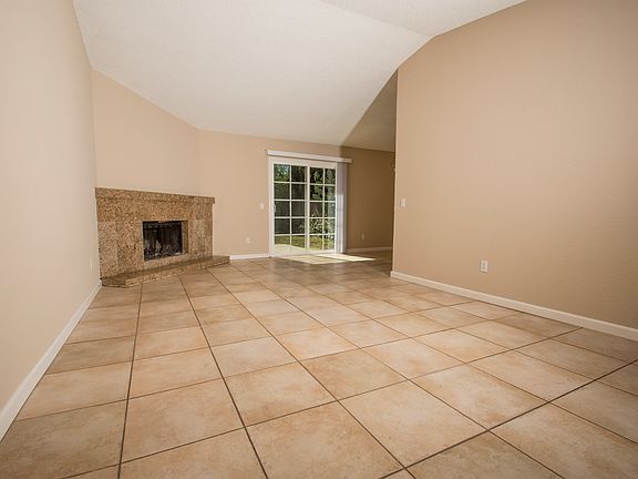 4th image of 1021 Carrie St