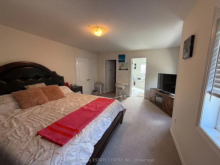 499 Thompson St — Photo 13
