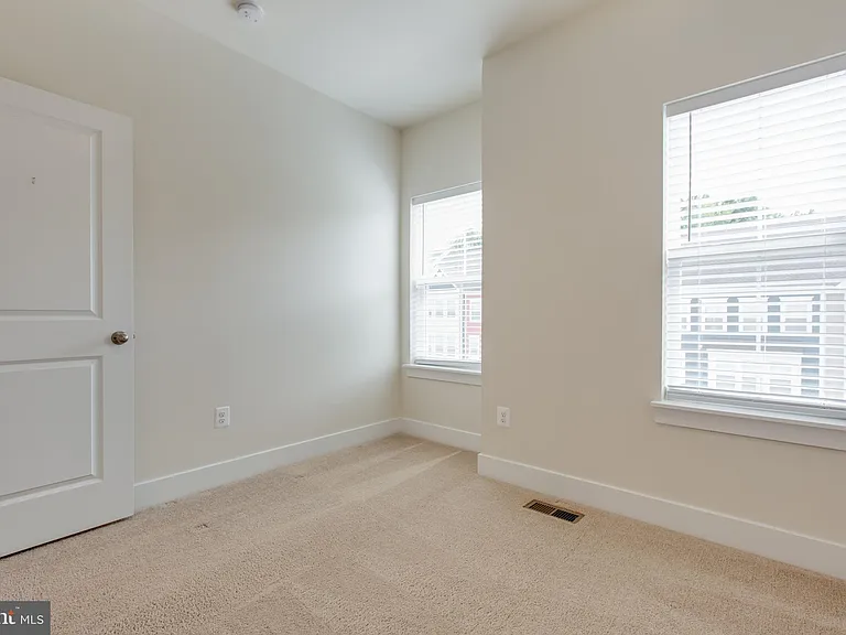 2546 Buckthorn Dr — Photo 36