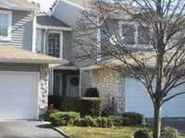 35 Greenwich Ct, Holbrook, NY 11741
