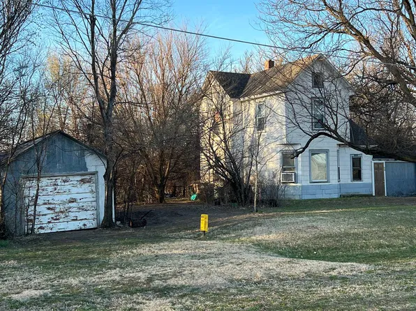 857 W 2nd St, Hoisington, KS 67544