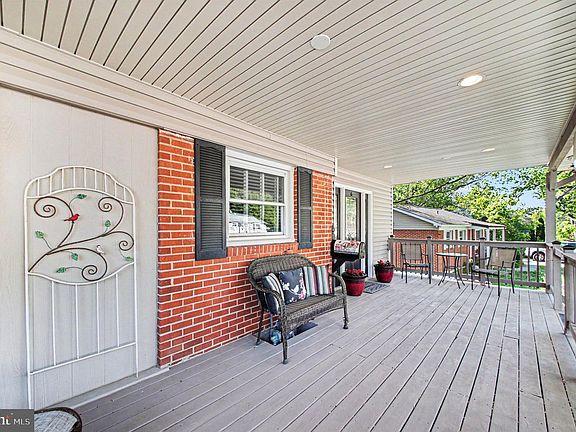 5th image of 14337 Belleville Ave