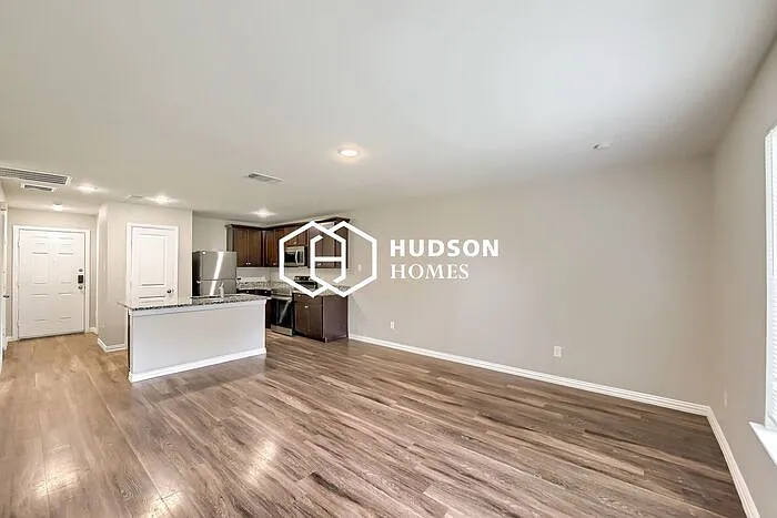 3 bed, 2.0 bath, 1028 sqft, $1,549 — Photo 4