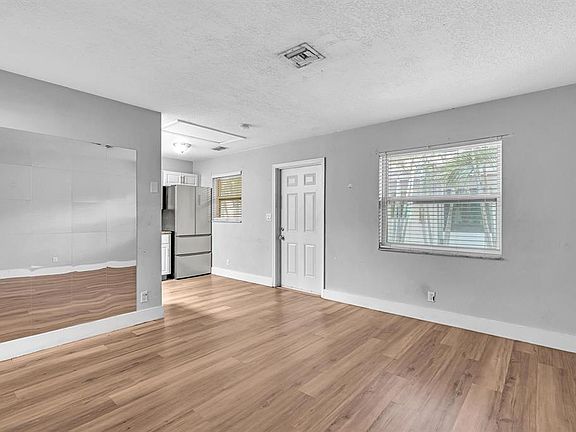 4th image of 232 SE 9th Ave #2