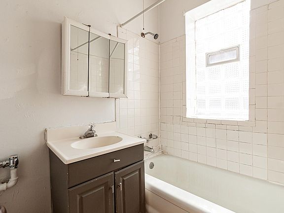 3rd image of 627 W Barry Ave #626-3