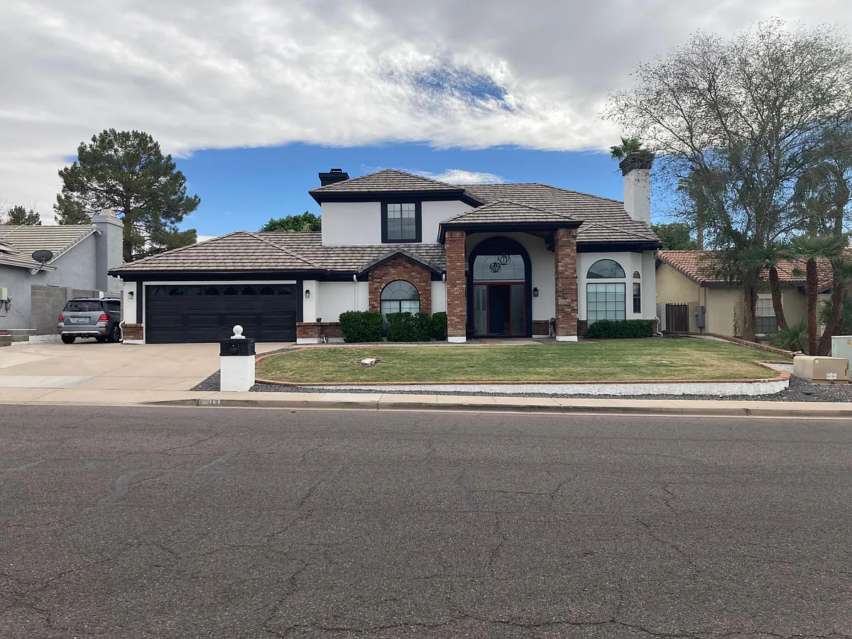Front Yard - 1119 E Paradise Ln