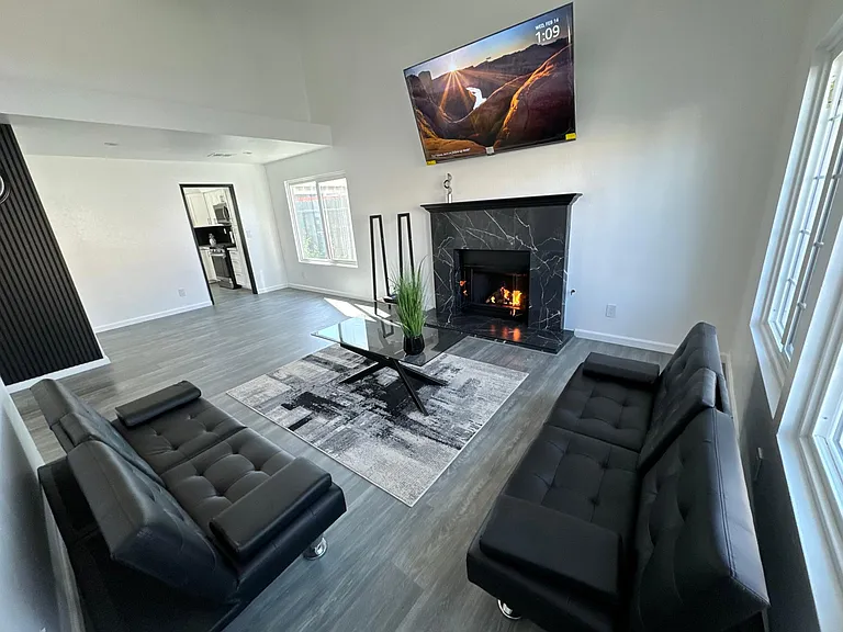 2242 Gregory Ave — Photo 5