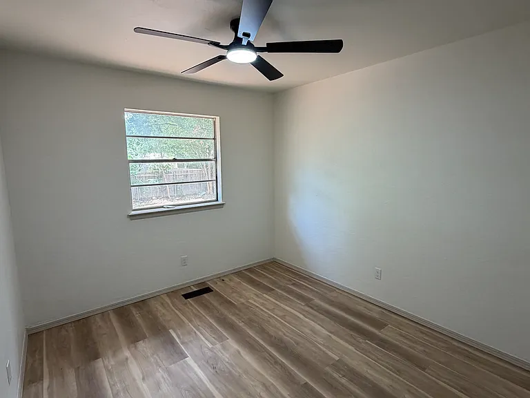 726 Garden Grv — Photo 12